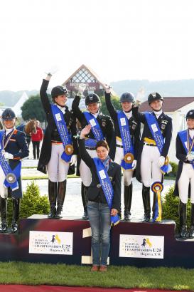 Foto: Das deutsche Gold-Team v.l. Florine Kienbaum, Juliette Piotrowski, Nadine Husenbeth und Sanneke Rothenberger mit Chef D´Equipe Monica Theodorescu - Fotograf: Thomas Hellmann