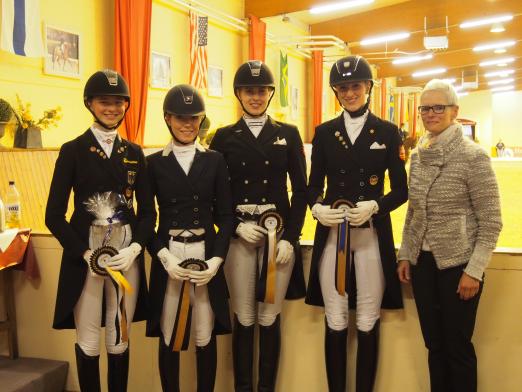 Foto: Siegerehrung Dressurprüfung Kl. S* für Amateure der Altersklassen Junioren und Junge Reiter: v.l. Semmieke Rothenberger, Anna Sahle, Henriette Hachtmeister, Ellen Richter und Richterin Cornelia Hinsch - Fotograf: ADC