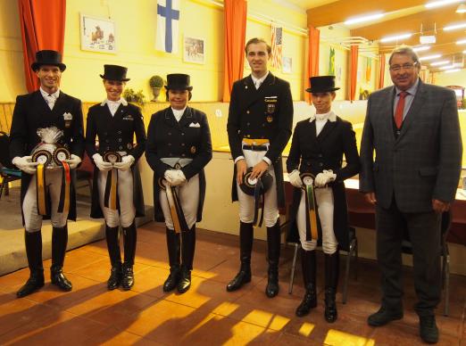 Foto: Siegerehrung Dressurpfrügung Klasse S*** - Grand Prix de Dressage: v.l. Borja Carrascosa Martinez, Isabel Freese, Bianca Kasselmann, Sönke Rothenberger, Eva Möller und Richter Harry Lorenz - Fotograf: ADC