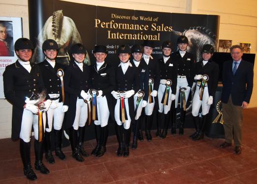 Foto: Siegerehrung Dressurprüfung Kl.S* - Prix St. Georges Kür - Finale für Amateure: v.l. Luisa Emmerich, Dana Hancke, Hannah Cichos, Katrin Berning, Felicitas Hendricks, Ann-Sophie Lückert, Alexandra Heyen, Jana Köning, Henriette Hachmeister, Franziska Sieber und Richter Eckhard Wemhöner - Fotograf: ADC