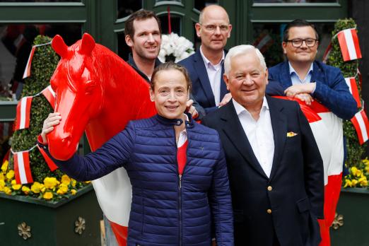 Foto: Freuen sich auf Horses & Dreams meets Austria: v.l. Philipp Weishaupt, Isabell Werth, Klaus Roeser, Ullrich und Francois Kasselmann - Fotograf: David Ebener