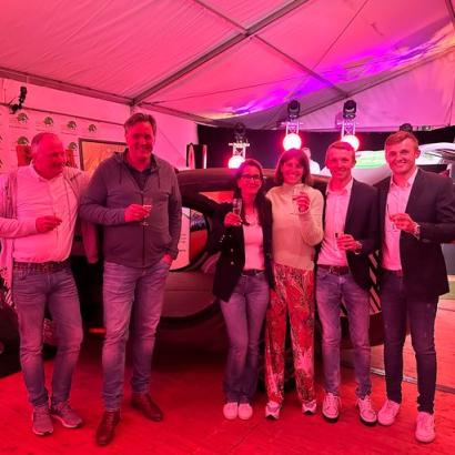 Foto: Famielie Schumacher ersteigert Glücksmauer 