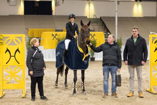 Foto: Action hero und Minou Diederichsmeier mit Familie Wiebusch und Dr. Hinni Lührs-Behnke - Fotograf: Fellner