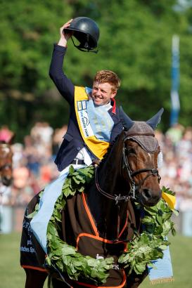 Foto: Matthew Sampson gewann das 89. Deutsche Spring-Derby 2018 - Fotograf: sportfotos-lafrentz.de