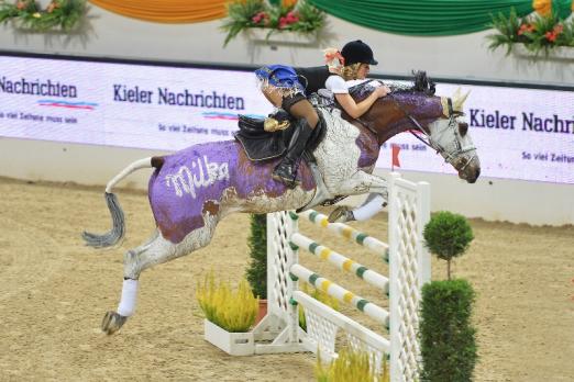 Foto: Ein Hingucker bei der Baltic Horse Show: Das Kostümspringen am Samstag, hier Laura Jane Hackbarth. - Fotograf: Stefan Lafrentz