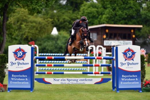 Foto: Roger Umnus (SUI) gewinnt mit Viareggio Rsi die erste Prüfung des Tages, den Preis von Hufbeschlag Max Philipp, einer CSI3*-Zwei Phasen-Springprüfung - Fotograf: Fotoagentur Dil