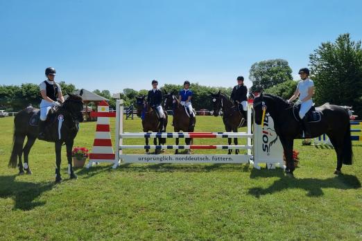 Foto: Die Platzierten der 85er-Klasse des Balios Hunter Cups nahmen in Waabs Aufstellung. Ganz rechts das siegreiche Paar: Maja Kunze und der Holsteiner Carlson Delux - Fotograf: Stephanie Lassen