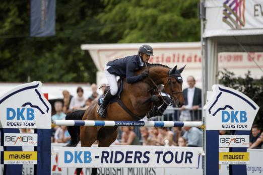 Foto: Holger Wulschner und Catch Me T in Wiesbaden. Der Springreiter kommt als Ranking-Dritter nach Münster - Fotograf: Stefan Lafrentz