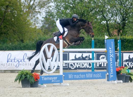 Foto: Hoch erfolgreich war im vergangenen Jahr bei den „Hetzel Spring Masters“ die internationale Spitzenreiterin Katrin Eckermann, die mit Cascajall NRW und Qualissima PS dort nicht weniger als drei Springen der schweren Klasse gewinnen konnte - Fotograf: Hartwig