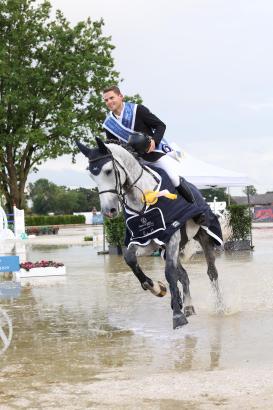 Foto: Im Finale der sechsjährigen Springpferde sicherte sich der Belgier Laurens Houben mit Hoover De Hus den Sieg - Fotograf: Maik Wallrafen