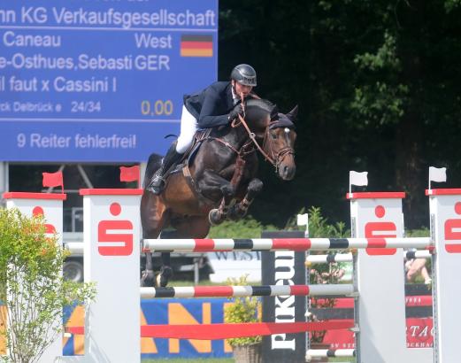 Foto: Setzten sich im Großen Preis gegen starke Konkurrenz durch: Der Delbrücker Sebastian Holtgräve-Osthues und sein westfälischer Hengst Con Caneau. - Fotograf: Thomas Hartwig 