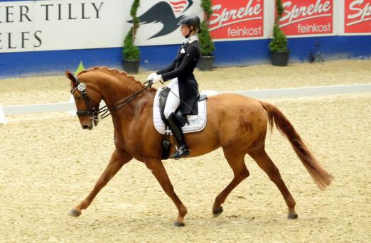 Foto: In Bettenrode ebenfalls am Start: Mareike Flege (Königslutter), die mit ihrer Stute Walentina in der ersten Wertungsprüfung des DERBY Dressage Cups beim SIGNAL IDUNA CUP in Dortmund Platz drei belegte - Fotograf: Thomas Hartwig