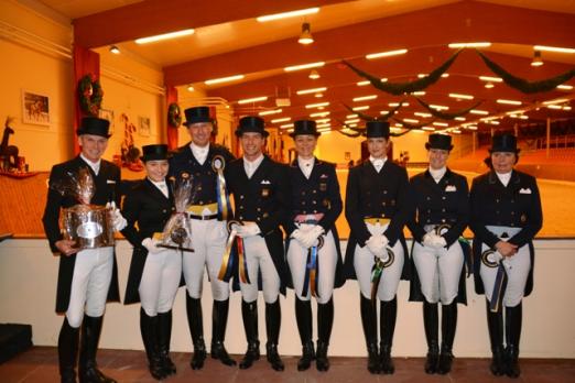 Foto: Siegerehrung Grand Prix de Dressage mit dem neuen Träger des Goldenen Reitabzeichens. V.L. Dr. Stefan Luczak, Charlott-Maria Schürmann, Patrik Kittel, Borja Carrascosa Martinez, Nicole Glaser-Käppeler, Stefanie Wolf, Jennifer Hoffmann und Bianca Kasselmann. - Fotograf: ADC