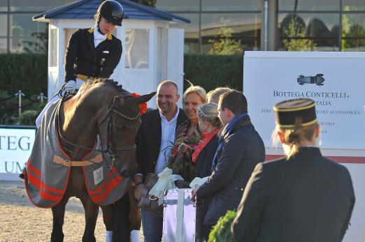 Foto: Das Siegerpaar, Isabell Werth und Don Johnson, genießen die Glückwünsche von Gastgeberin Arlette Jasper-Kohl und Prüfungs-Sponsor Francesco Conticelli - Fotograf: a-focus Altenhofer