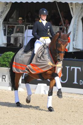 Foto: Isabell Werth mit ihrem Youngster Emilio, Siegerin Grand Prix de Dressage - Fotograf: a-focus Altenhofer