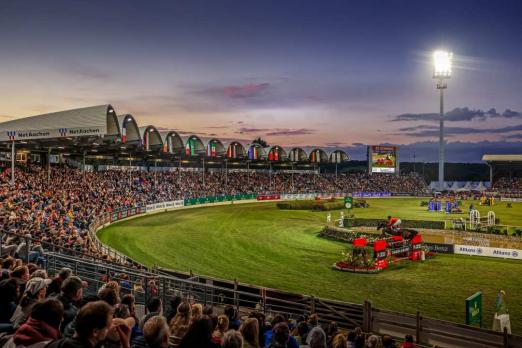 Foto: Das Foto zeigt das ausverkaufte Hauptstadion während des Mercedes-Benz Nationenpreises beim CHIO Aachen 2024 - Fotograf: CHIO Aachen/Andreas Steindl