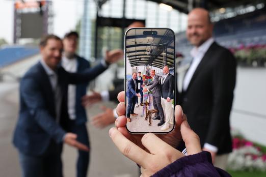Foto: Tim Berresheim ist es gelungen, dass Kunst ganz unkompliziert auf dem Handy zugänglich ist. Das Bild kann honorarfrei verwendet und hier hochauflösend heruntergeladen werden - Fotograf: ALRV/Andreas Steindl Foto: Tim Berresheim ist es gelungen, dass Kunst ganz unkompliziert auf dem Handy zugänglich ist. Das Bild kann honorarfrei verwendet und hier hochauflösend heruntergeladen werden - Fotograf: ALRV/Andreas Steindl