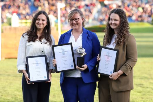 Das Foto zeigt die Siegerin des Fotografenpreises "Silberne Kamera" Rebecca Thamm mit den Platzierten Danielle Smits und Jasmin Metzner - Fotograf: CHIO Aachen/Andreas Steindl