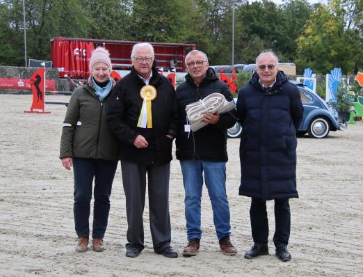 Foto: Südbadens Regionalverbandsvorsitzende Iris Keller, Acherns Vorsitzender Andreas Bohnert und Christian Abel als ehemaliger Geschäftsführer der Landeskommission verabschiedeten Hans-Jürgen Schnebel (2. von links) bei seinem letzten Reitturnier in Achern in den Ruhestand. - Fotograf: Roland Spether Foto: Südbadens Regionalverbandsvorsitzende Iris Keller, Acherns Vorsitzender Andreas Bohnert und Christian Abel als ehemaliger Geschäftsführer der Landeskommission verabschiedeten Hans-Jürgen Schnebel (2. von links) bei seinem letzten Reitturnier in Achern in den Ruhestand. - Fotograf: Roland Spether