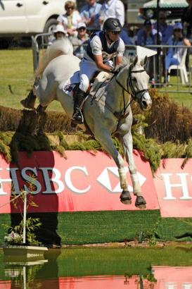 Foto: Stuart Tinney (AUS) added just 0.4 of a time penalty across country with John and Jane Pittard’s Pluto Mio to take over the lead in the HSBC CCI4* at Adelaide, second leg of the FEI Classics™ 2013/2014 series. - Fotograf: Julie Wilson/FEI