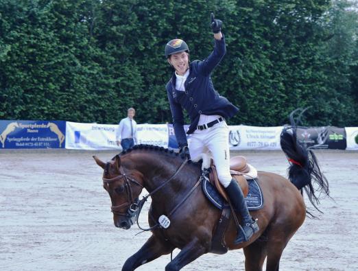 Foto: Jubelte über den Triumpf mit Nerrado im Großen Preis von Ehlersdorf bei Jörg Naeve - Hannes Ahlmann aus Reher - Fotograf: A. Gardemann