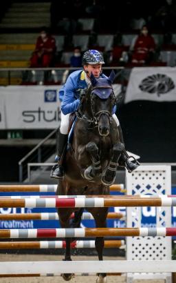 Foto: Um 37 Hundertstel geschlagen - Solid Gold Z und Christian Ahlmann (GER) wurden in 43,59 Sekunden Zweite im equitron-pro Grand Prix bei der Neuro Socks Amadeus Horse Indoors - Fotograf: © EQWO.net
