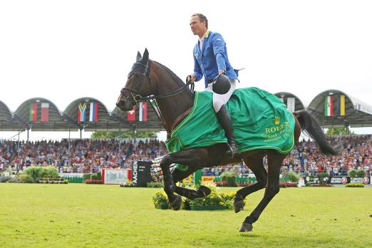 Foto: Christian Ahlmann während der Ehrenrunde nach seinem Sieg im Rolex Grand Prix 2014 - Fotograf: CHIO Aachen/Andreas Steindl