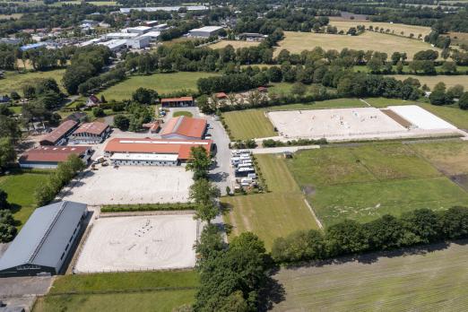 Foto: Die Hengststation Maas J. Hell in Schleswig-Holstein zählt zu den modernsten Betrieben und soll Trainingsquartier des indonesischen Reitsport-Kaders sein - Fotograf: Stefan Lafrentz