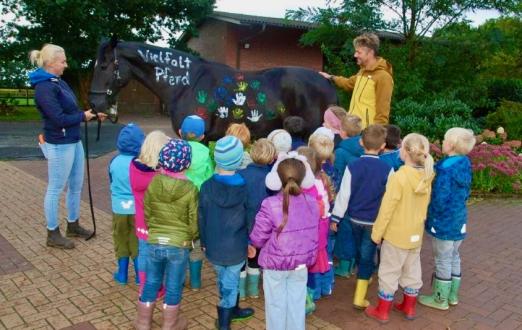 Foto: Gemeinsam begeistert: Kinderschar trifft Profiausbilder, die Verbindung- das Pferd. - Fotograf: Thomas Schulze