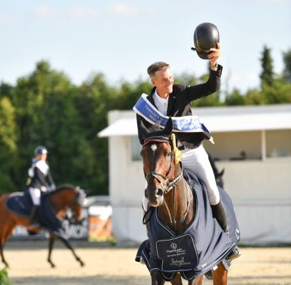 Foto: Gewann das Finale des Young Horse Masters mit dem einstigen Hetzel-Auktionspferd F Ones Son MM - der Schweizer Alain Jufer - Fotograf: Hetzel Horses