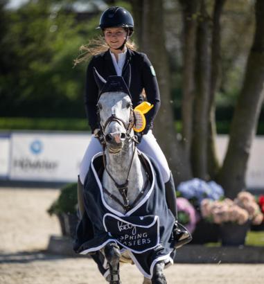 Foto: Die jüngste Gewinnerin beim Hetzel Spring Masters heißt Alexa Grau, startet für die RSG Niederrhein mit ihrem Pony True Blue und war in der Amateur-Stilspringprüfung Kl. L erfolgreich - Fotograf: Leonie Minten