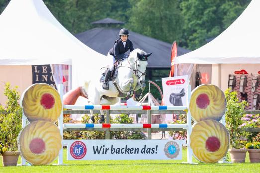 Foto: Heimste beim RC Rosenbusch-Oberneuland zwei Siege ein - Alexa Stais, hier mit Coleccini auf dem Grasplatz der Reitanlage Forkert - Fotograf: ACP Andreas Pantel