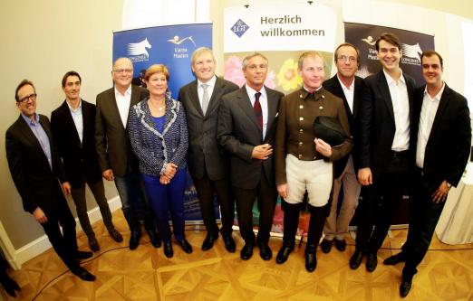 Foto: Gruppenbild im Palais Liechtenstein - von links: Gregor Gschlenk (VM), Stefan Eder, Thomas Frühmann (VM), Elisabeth Max-Theurer (OPS), Meinhard Platzer (LGT Bank Österreich), Dr. Wolfgang Dirnberger (Icuras), Herwig Radnetter (Bereiter Spanische Hofreitschule), Jörg Domaingo (VM), Benedikt Domaingo (VM) und Daniel Frühmann (VM) - Fotograf: Manfred Leitgeb