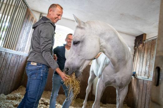 Foto: Marco Kutscher besucht Cornet Obolensky, der auf dem Gestüt von Kai Ligges lebt. - Fotograf: (c) Monika Kaup