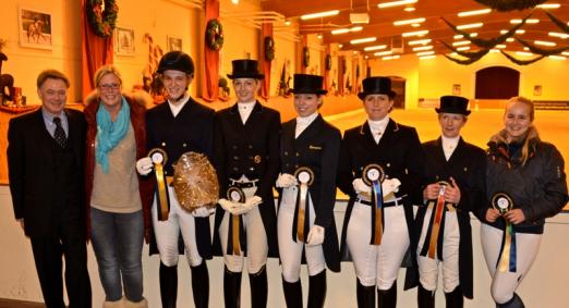 Foto: Siegerehrung Prix St. Georges Finale für Amateure V.L. Richter Eckhard Wemhöner, Sandra Pötter vom Ankumer Dressur Club, Julius von Staff-Reitzenstein, Natascha Hülsey, Franziska Sieber, Jasmin Vosskötter, Jayne White & Isabelle Spielmanns. - Fotograf: ADC