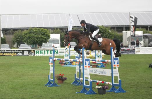Foto: Platziert und gut in Form: Lars Bak Andersen und 3Qaliesa im ersten S-Springen auf Fehmarn haben sich was vorgenommen - Fotograf: Pegamo/Brüske