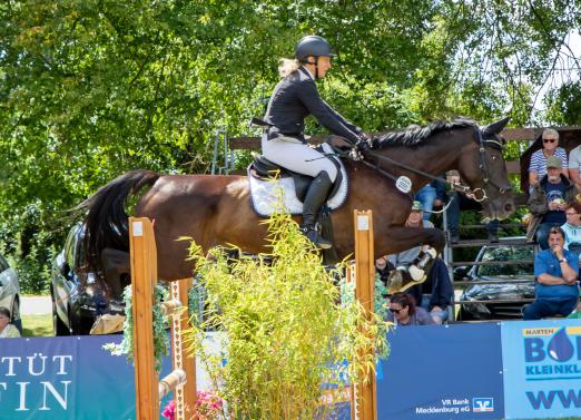 Foto: Kommt als Titelverteidigerin im Großen Preis und neue Landesmeisterin der Damen zum 15. Pferdefestival Stettiner Haff - Anne Wejda (Barth) - Fotograf: LoK