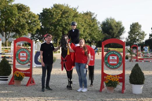 Foto: Ina Rohweder vom SALVANA Team und Tim Thiel vom Organisationsteam der Friedrichskoog Classics gratulieren Annika Hansen (RSG Hohe Geest e.V.) zum Doppelsieg im SALVANA Hunter Cup powered by STRÖH - Fotograf: Photo Rocket