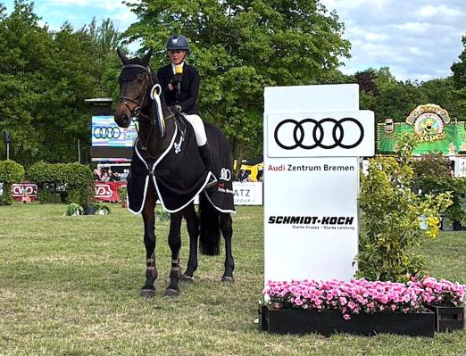 Foto: Annina Nordström, mit Fuzhou Siegerin im Großen Preis, bedankt sich ausdrücklich bei alln, die das Springturnier des RC Rosenbusch möglich gemacht haben - Fotograf: Forkert/ RC Rosenbusch