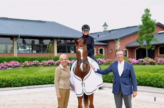Foto: Freuen sich auf die Peterhof Dressur Gala: Arlette Jasper-Kohl, Dorothee Schneider mit Derano und Prof. Edwin Kohl. - Fotograf: Tanja Becker