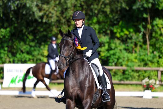 Foto: Astrid Hechmann (RFV Eiderstedt e.V.) sicherte sich mit ihrem Hannoveraner Wallach Floyd den Gesamtsieg im ersten Ü30-Cup Dressur auf A-Niveau - Fotograf: Photo Rocket