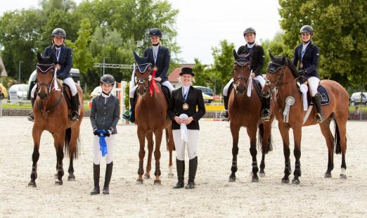 Foto (v.l.n.r.): Carina Braun und Chris, Verena Stampfl, Tanja Kufer und Celentania F, Margot Clases, Julia Braun und Witness, Sabrina Straßberger und Index - Fotograf: Maurice Tusche