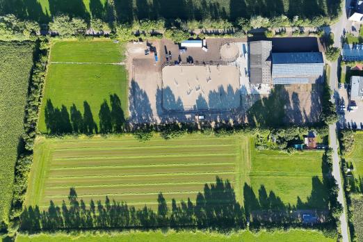 Foto: Der Aufbau der Löwenstedter Turniertage ist in vollem Gange und bereits am Donnerstag, den 21. August, eröffnen die Youngster das Turnier auf dem großen neuen Ebbe-Flut-Reitplatz - Fotograf: Melf Jensen