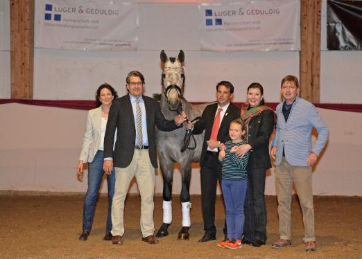 Foto: Spitzenpferd Saphir mit seinen neuen Besitzern dem Ehepaar Geduldig (links) und Stefano Christian Luger (außen rechts), Auktionsleiter Roland Metz und Reiterin Andrea John mit Tochter - Fotograf: Fischer