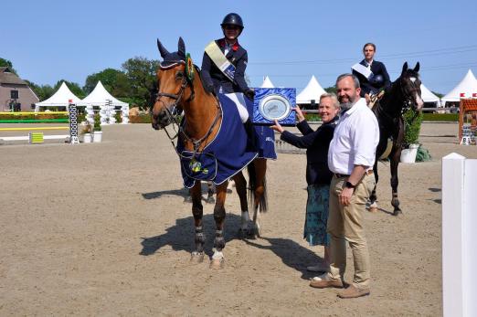 Foto: Bürgermeisterin Inge Nuieuwenhuizen der Gemeinde De Wolden und Egbert van Dijk, Stadtrat für Sport, gratulieren der Siegerin Lucie Martinot - Fotograf: spoolder.net