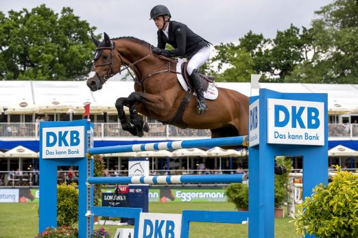 Foto: Shane Breen (IRL) und Can Ya Makan gewinnen den Preis der Deutschen Kreditbank AG, die 2. Qualifikation zum Deutschen Spring-Derby - Fotograf: Sportfotos-Lafrentz