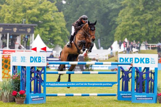 Foto: Cato Boy und Shane Breen (IRL) sichern sich den Preis der Deutsche Kreditbank AG Al Shira'aa CSI5* Tour - Fotograf: sportfotos-lafrentz.de