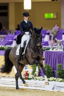 Foto: DSP Diamante Negro siegt unter dem Sattel der Hamburgerin Juliane Brunkhorst in der Einlaufprüfung zum NÜRNBERGER BURG-POKAL - Fotograf: sportfotos-lafrentz.de