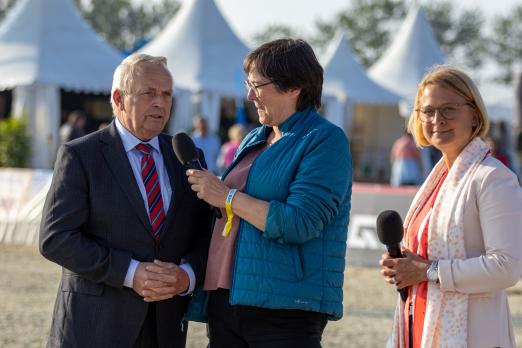 Foto: Prominente Gäste im Gespräch mit Sandra Maahn: Dr. Till Backhaus, Landwirtschaftsminister von Mecklenburg-Vorpommern und Birgit Hesse, Präsidentin des Landtags Mecklenburg-Vorpommern - Fotograf: Maria Seiler