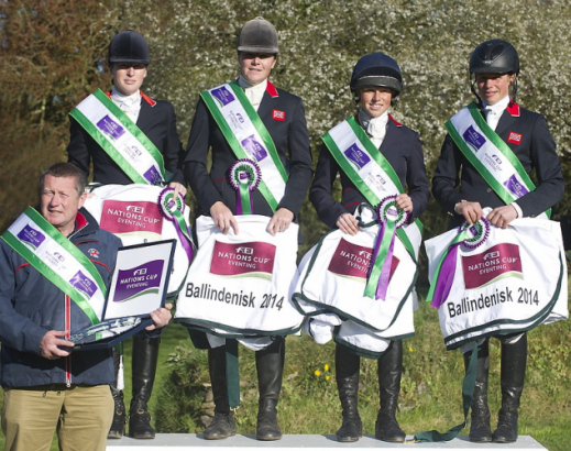 Foto: (left to right) Great Britain’s team manager Philip Surl with his winning team of Nicky Roncoroni, Lucy Wiegersma, Rosalind Canter and Izzy Taylor after their victory at the second leg of FEI Nations Cup™ Eventing 2014, held at Ballindenisk (IRL) for the first time in the history of this series. - Fotograf: EquusPix/FEI